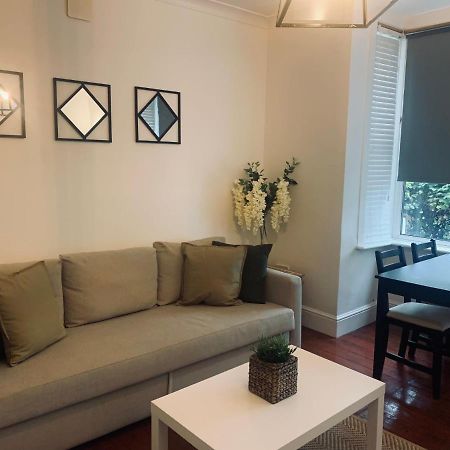 Unique 2 Bedroom Apartment In London/ Excel / Olympic City Close To Central Line Tube Station With Gated Parking Space エクステリア 写真
