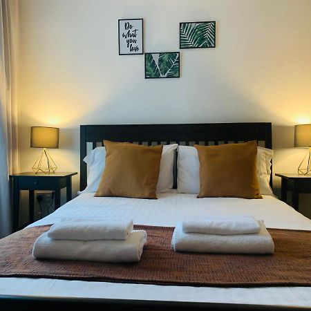 Unique 2 Bedroom Apartment In London/ Excel / Olympic City Close To Central Line Tube Station With Gated Parking Space エクステリア 写真