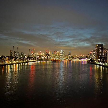 Unique 2 Bedroom Apartment In London/ Excel / Olympic City Close To Central Line Tube Station With Gated Parking Space エクステリア 写真