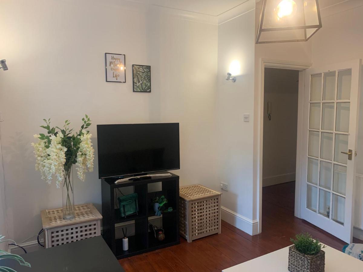 Unique 2 Bedroom Apartment In London/ Excel / Olympic City Close To Central Line Tube Station With Gated Parking Space エクステリア 写真