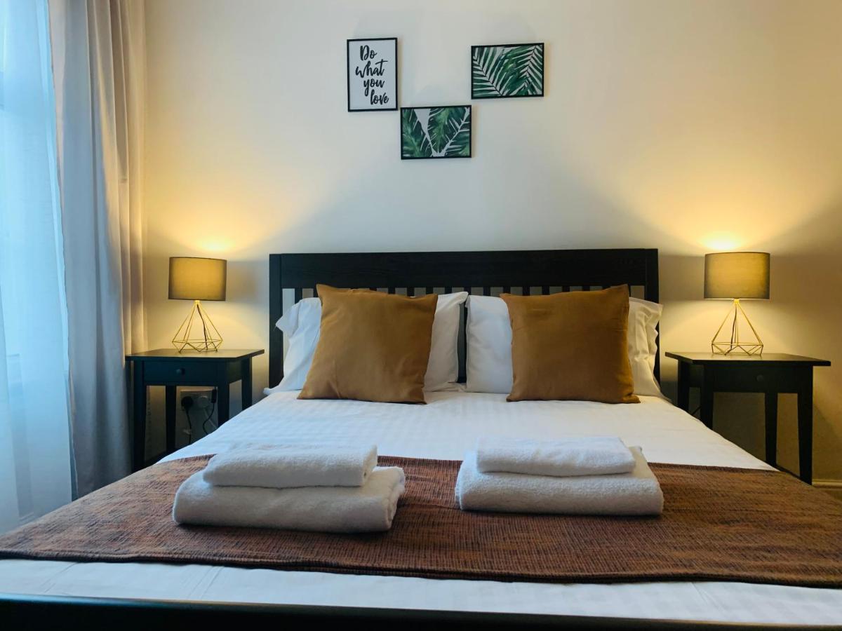 Unique 2 Bedroom Apartment In London/ Excel / Olympic City Close To Central Line Tube Station With Gated Parking Space エクステリア 写真