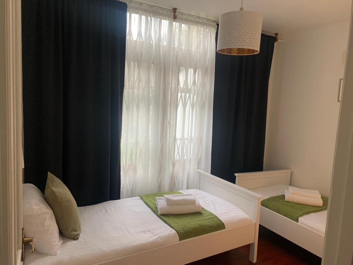 Unique 2 Bedroom Apartment In London/ Excel / Olympic City Close To Central Line Tube Station With Gated Parking Space エクステリア 写真