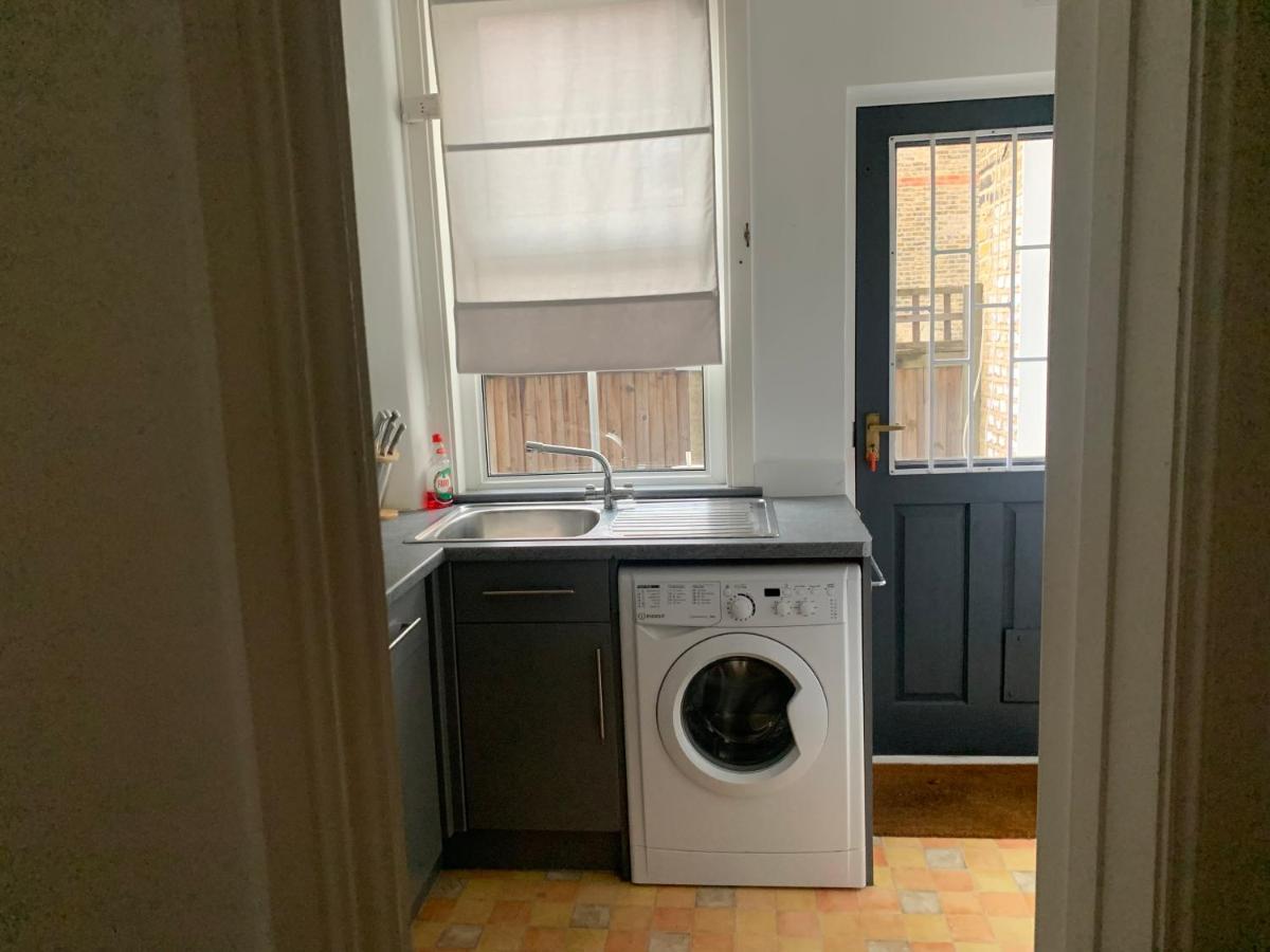 Unique 2 Bedroom Apartment In London/ Excel / Olympic City Close To Central Line Tube Station With Gated Parking Space エクステリア 写真